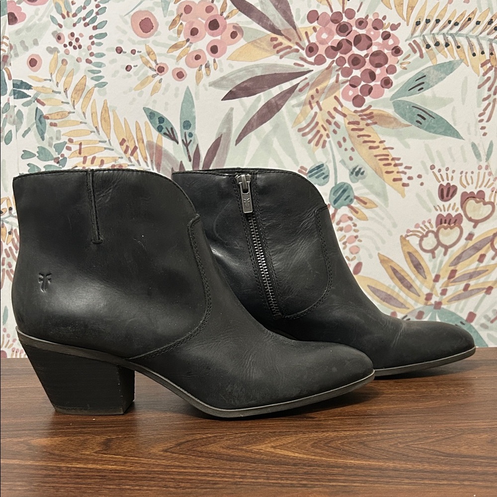 Frye Women’s Jennifer Black Leather Chunky Heel Ankle Bootie Size 8.5